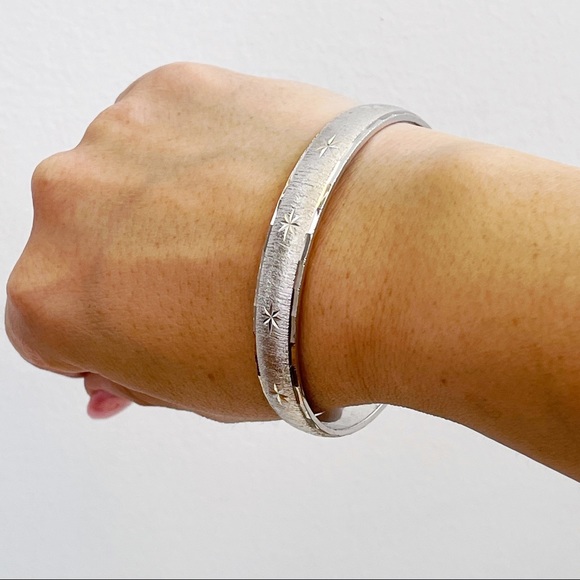 Vintage Monet Silver Tone Etched Stars Pretty Bangle Bracelet Elegant - Picture 3 of 12